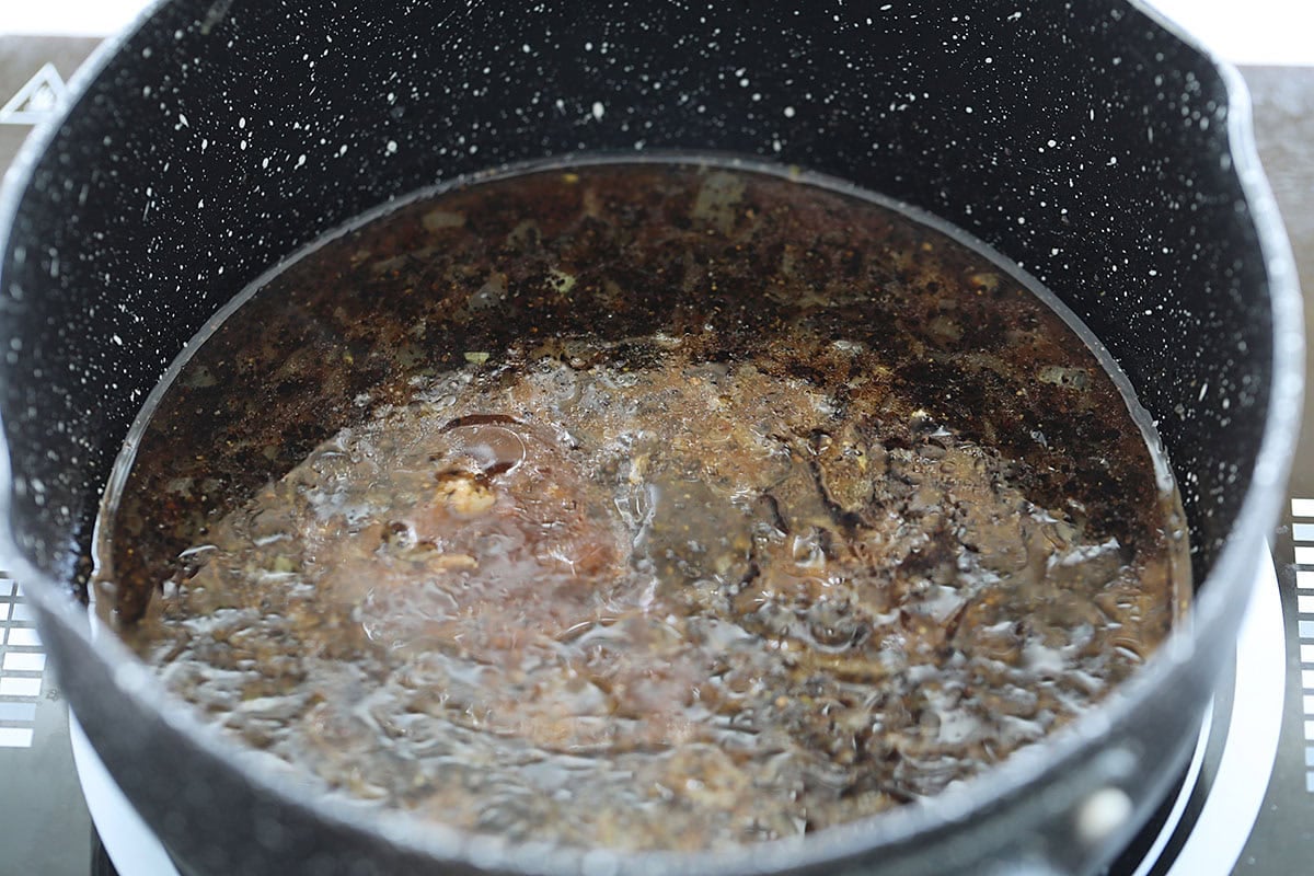 Chinese black pepper sauce in pot.