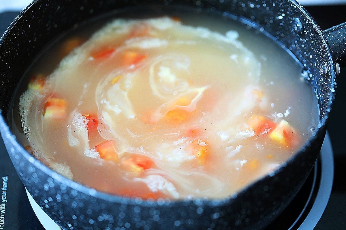 Egg flower soup in a pot.
