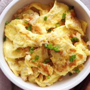 Preserved radish omelet topped with scallions.