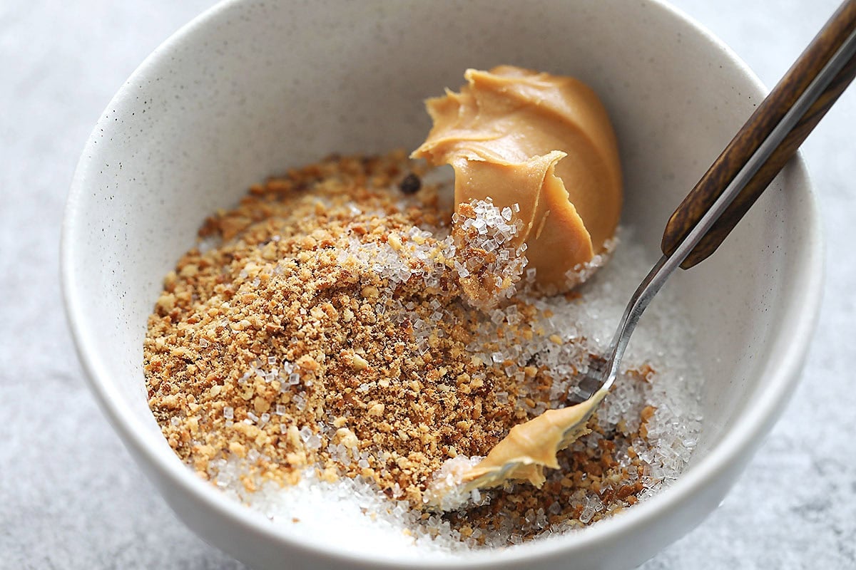 Peanut filling in bowl.