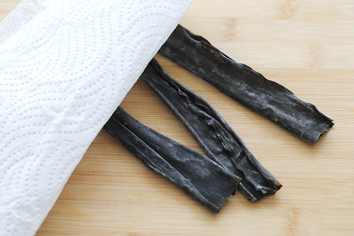 Kombu wiped with a paper towel.