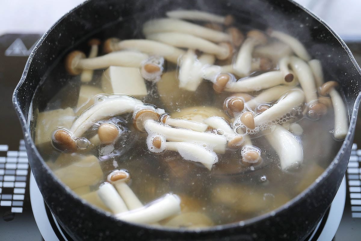 Buna shimeji mushrooms, silken tofu and clams in a pot of dashi.