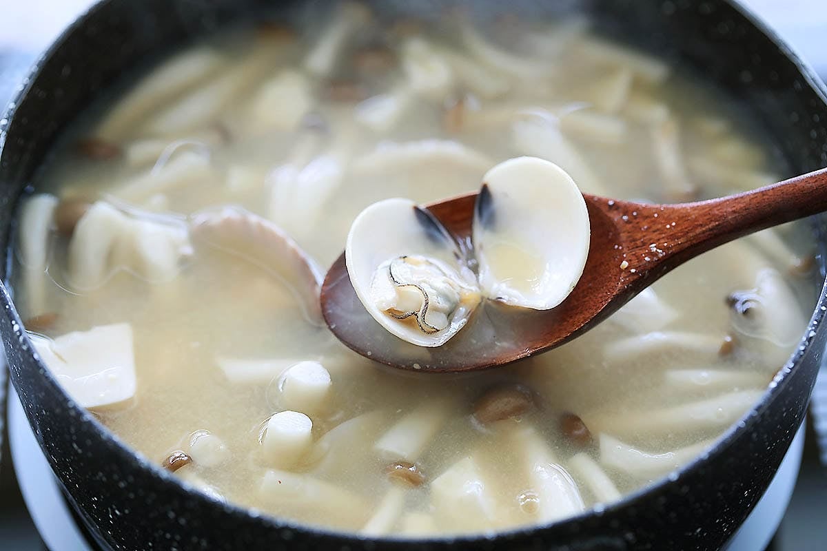 Asari miso soup in a pot.