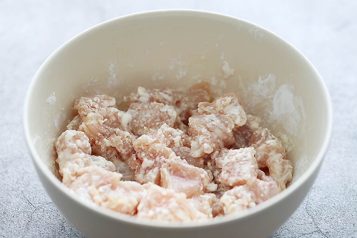 Chicken pieces coated in cornstarch.