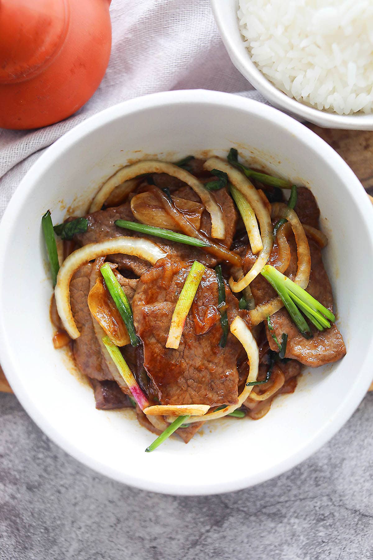Chinese stir-fry onion scallion beef in homemade easy brown sauce.