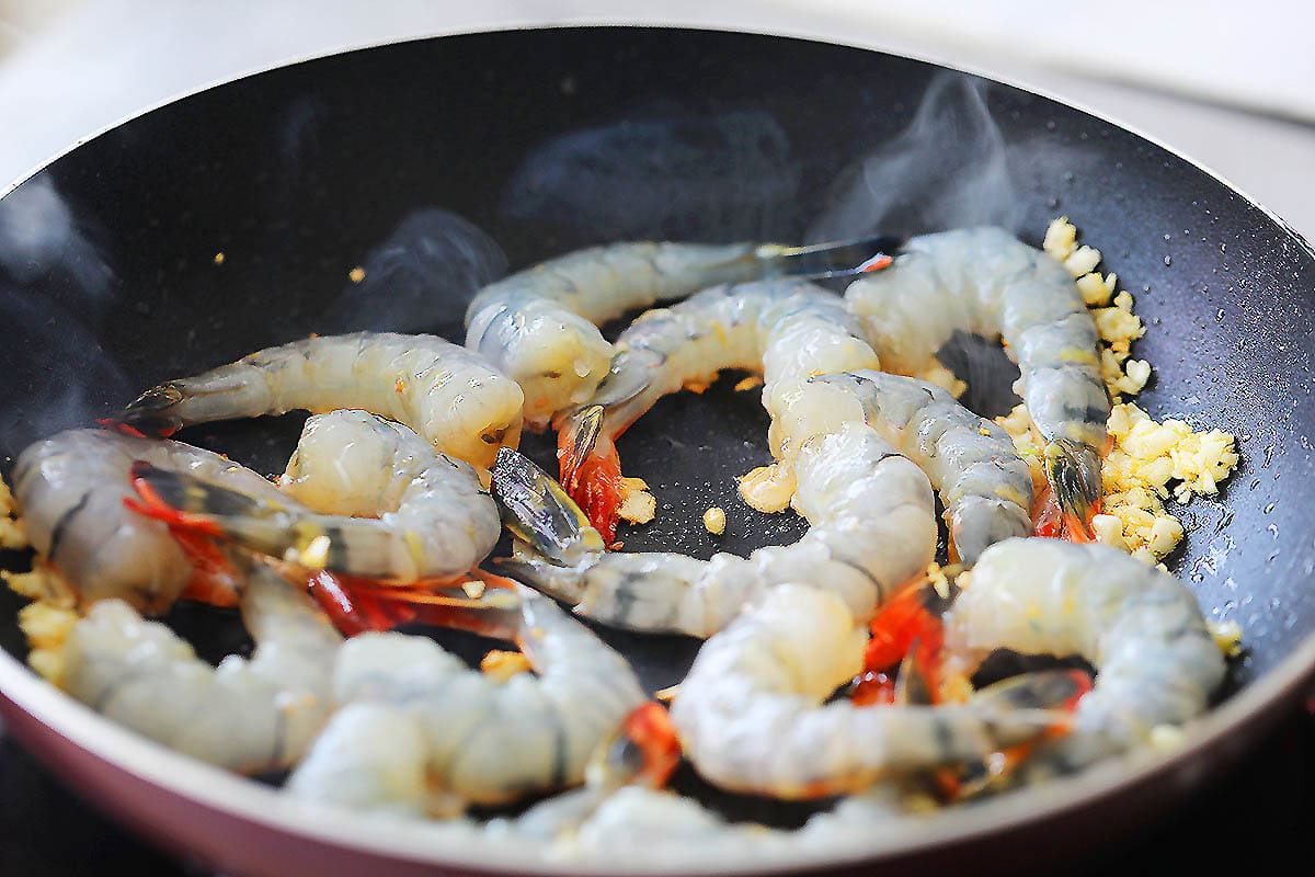 Shrimp and garlic in a skillet.