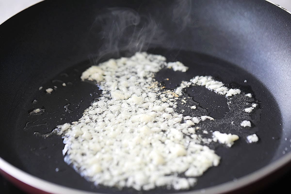 Garlic and olive oil in a pan.