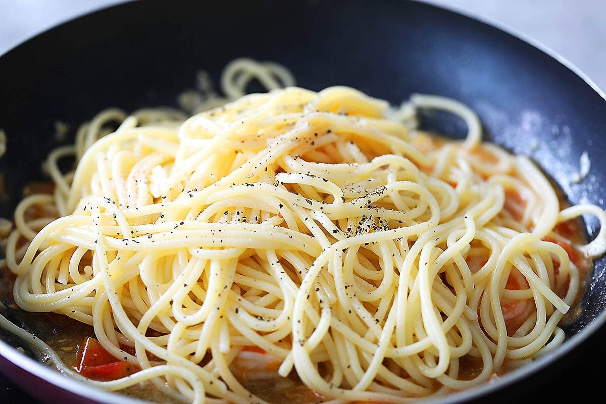Spaghetti seasoned with black pepper and salt.