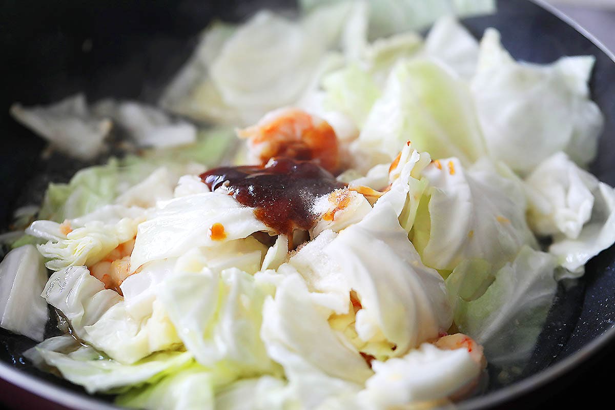 Cabbage and oyster sauce in a pan.