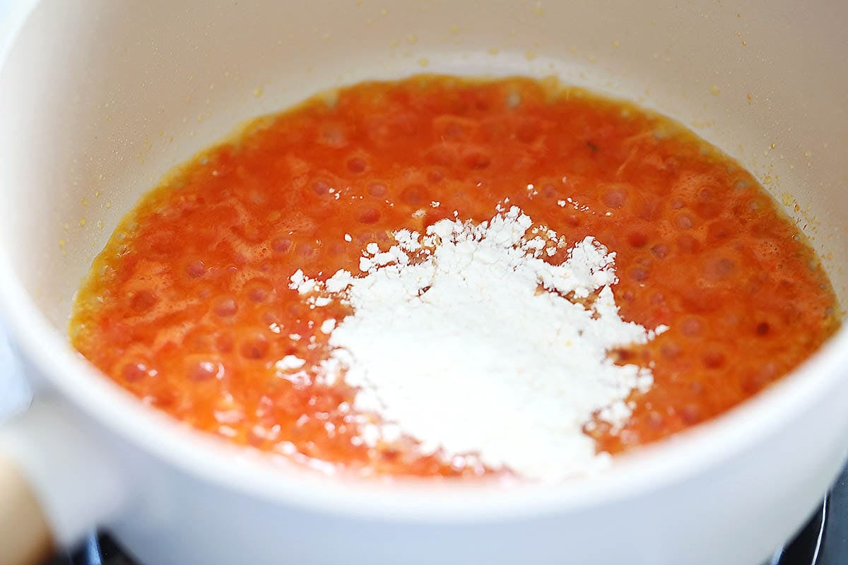Blended tomato and flour in a pot.