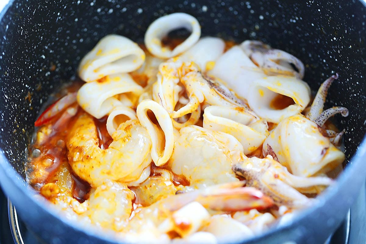 Prawn and squid coated in tom yum paste.
