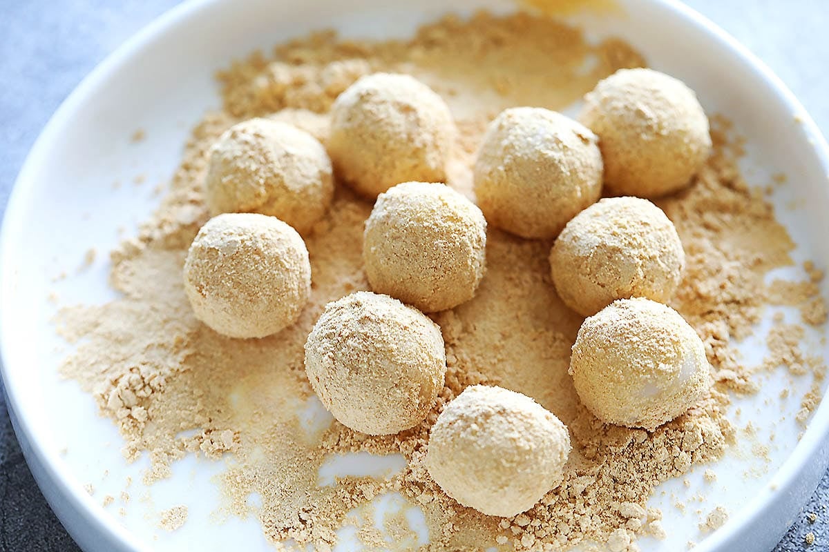 Rice dumplings coated in roasted soybean flour.