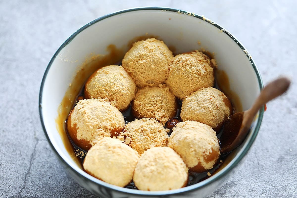 Glutinous rice dumplings coated in roasted soybean flour and drizzled with brown sugar syrup.