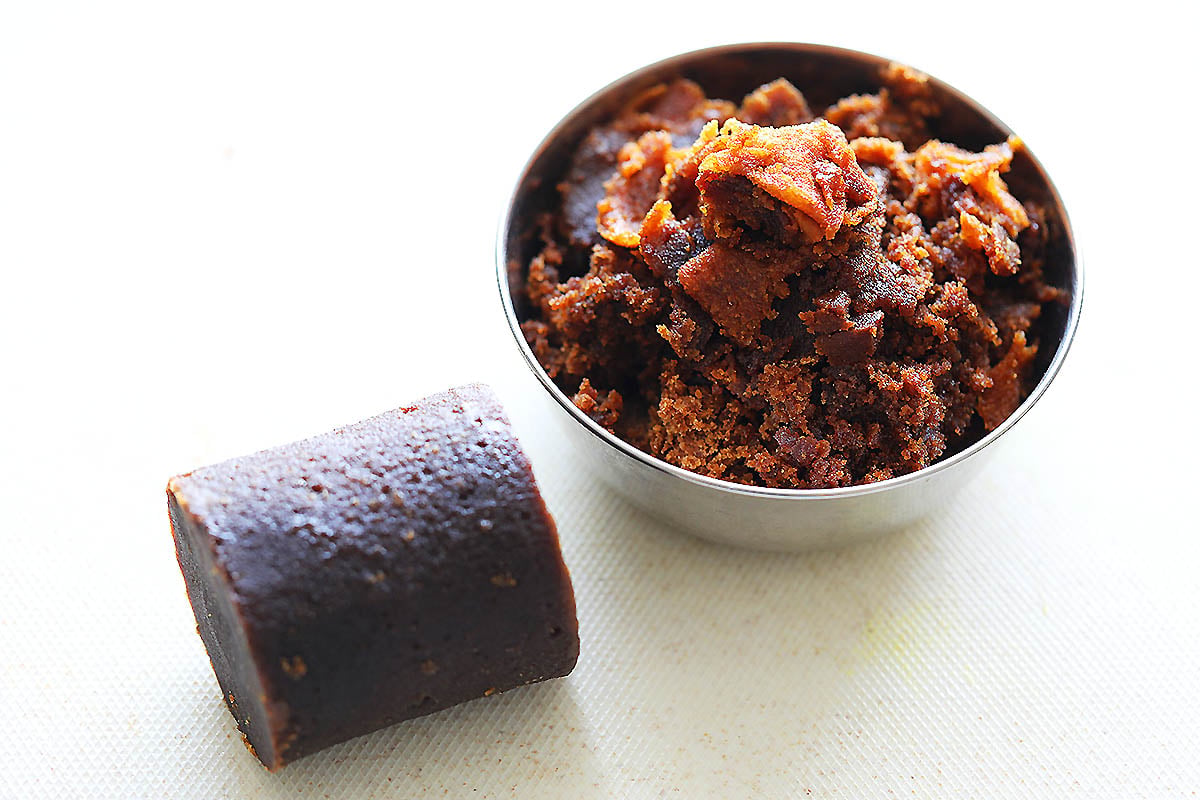 Gula Melaka block and shaved gula Melaka in bowl.
