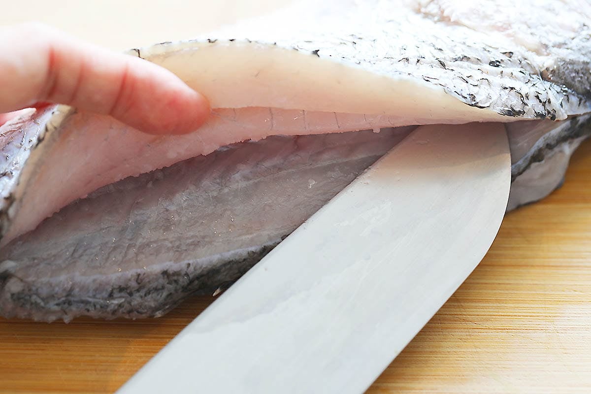 A long slit on the top of the fish.