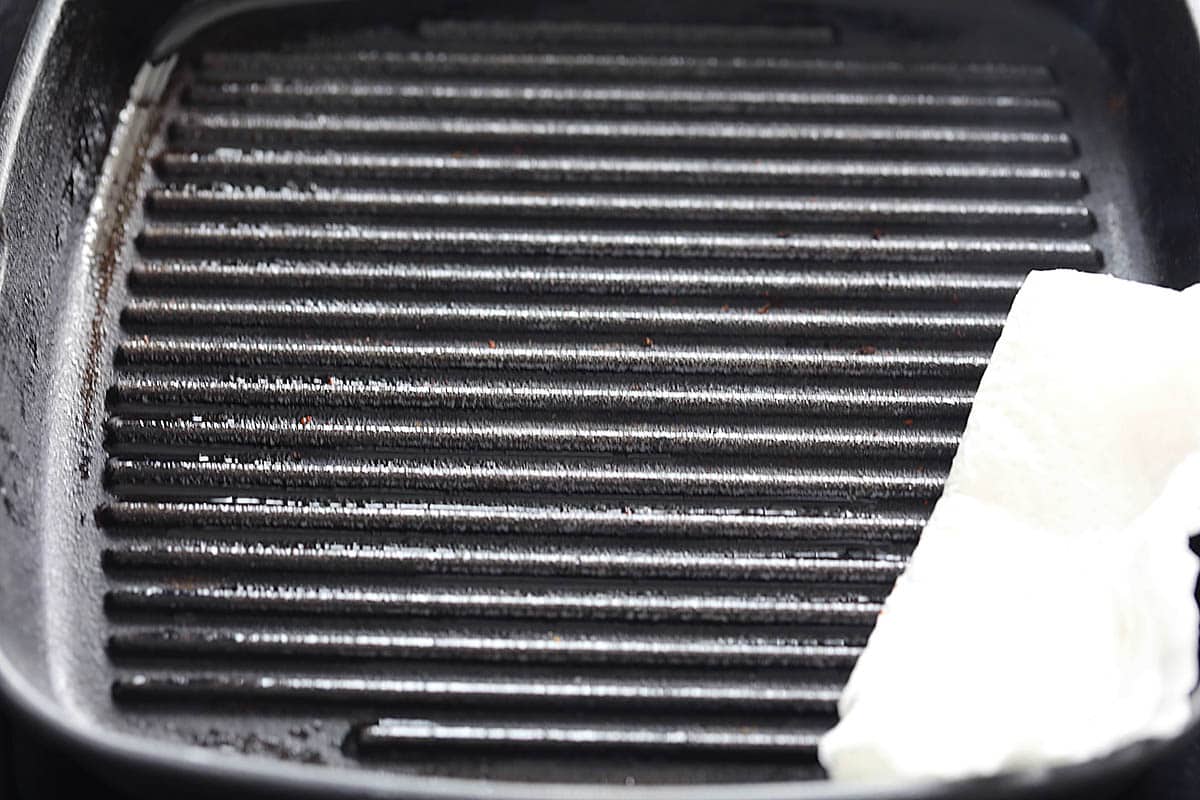 Grill pan lightly oiled with a paper towel.