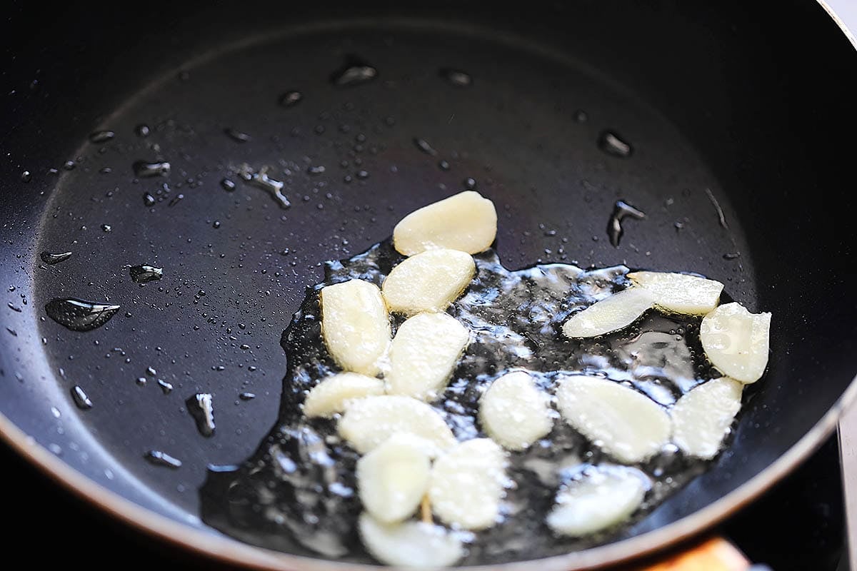 Garlic slices and oil in a skillet.