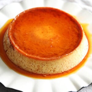 Venezuelan quesillo on a serving plate.