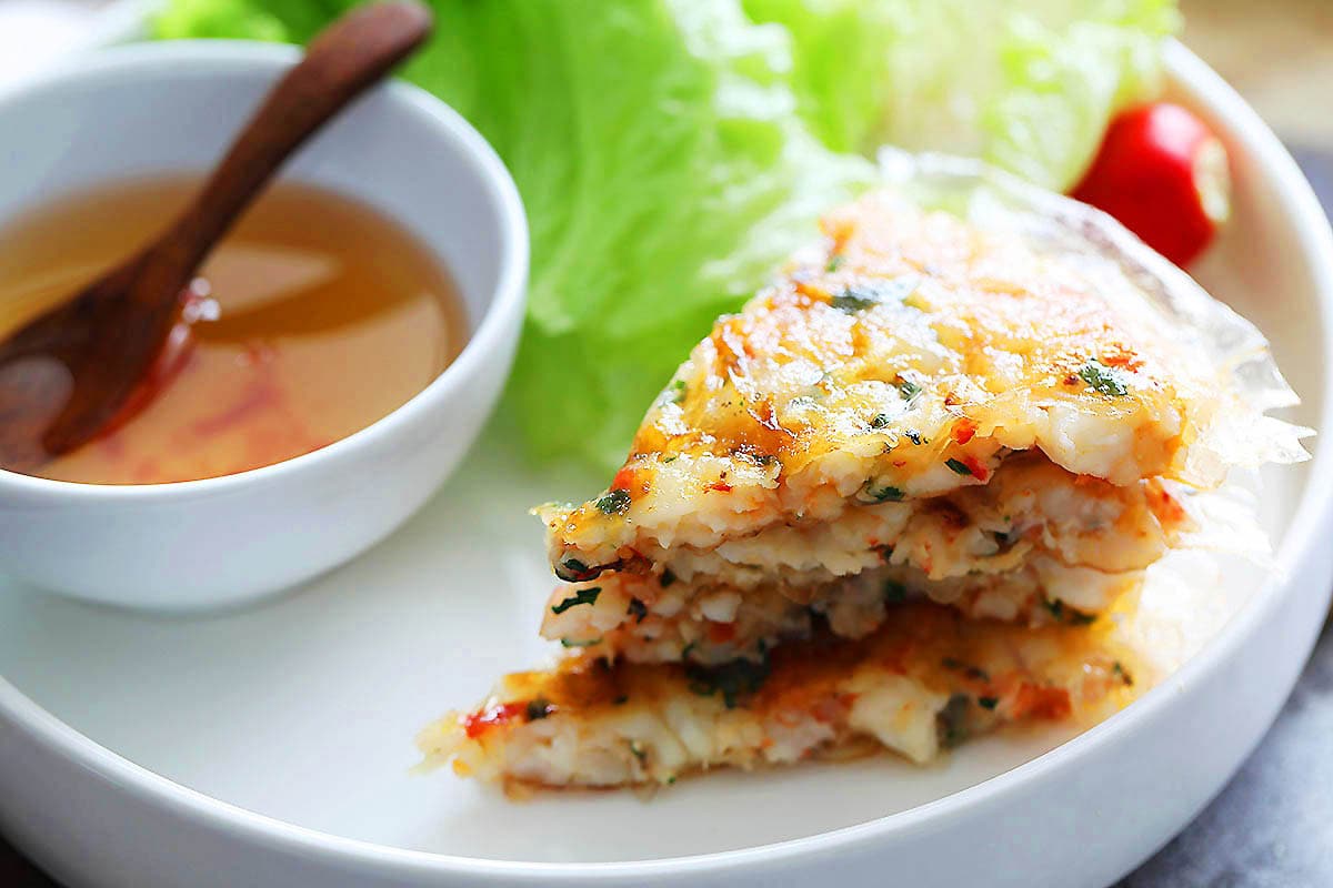 Vietnamese shrimp cakes recipe with rice paper, served on a plate.