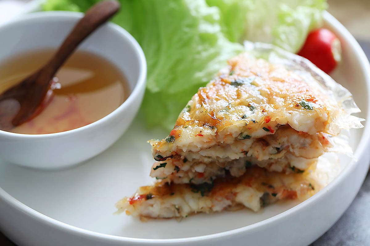 Vietnamese shrimp cakes recipe with rice paper, served on a plate.