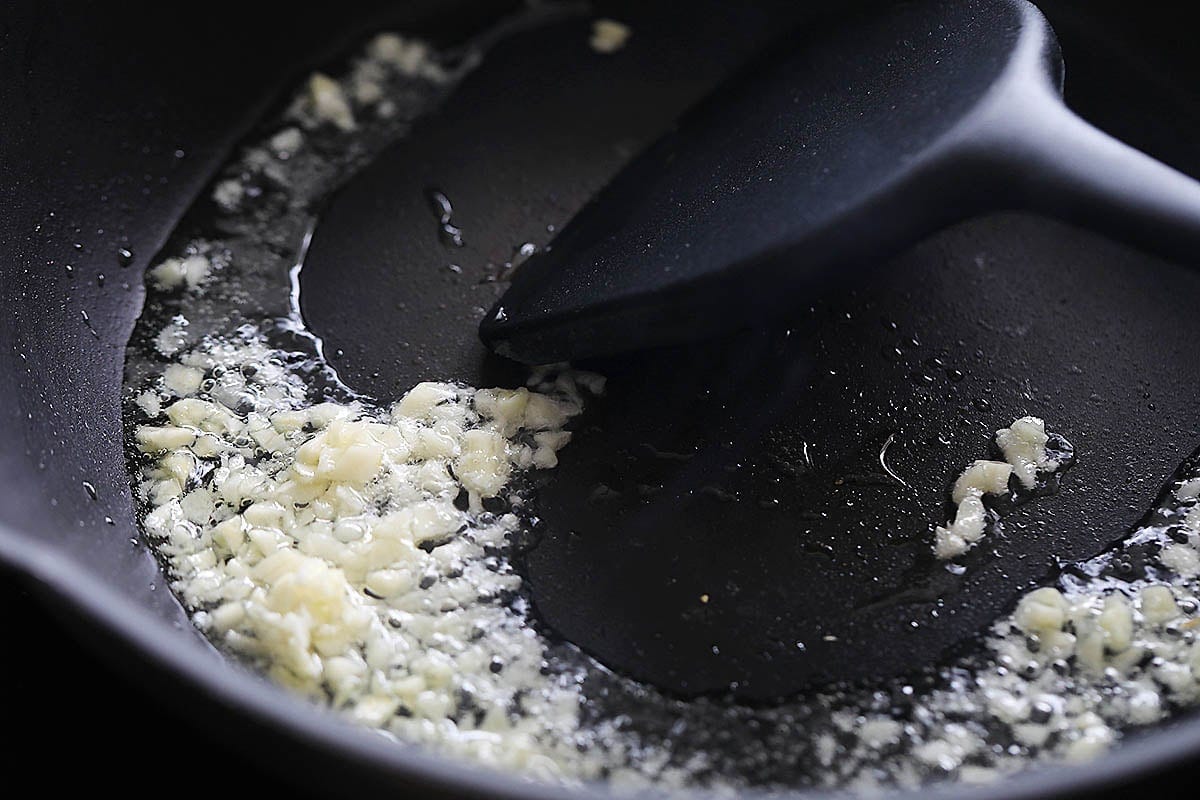 Garlic and oil in a pan.
