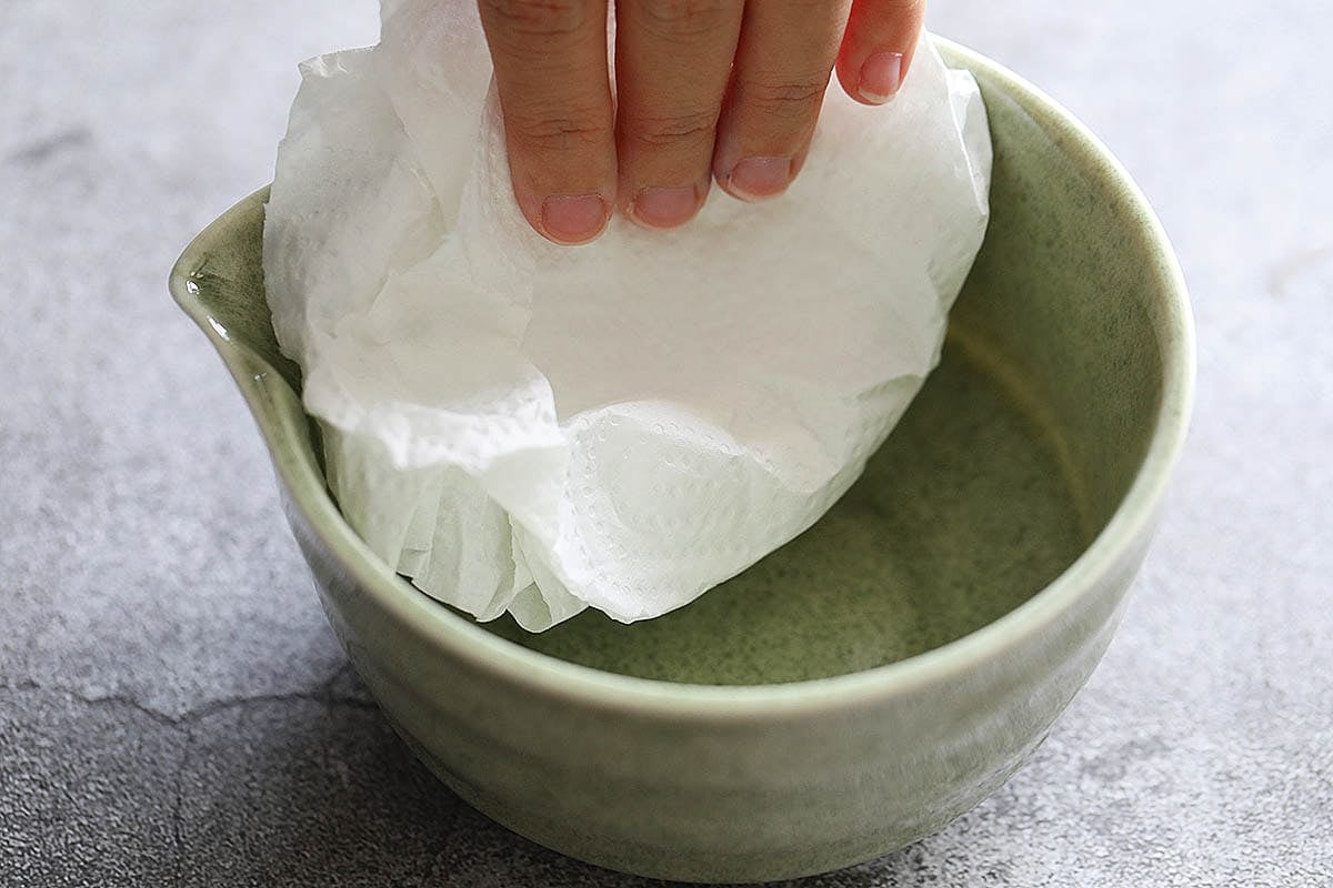 Paper towel wiping the chawan.