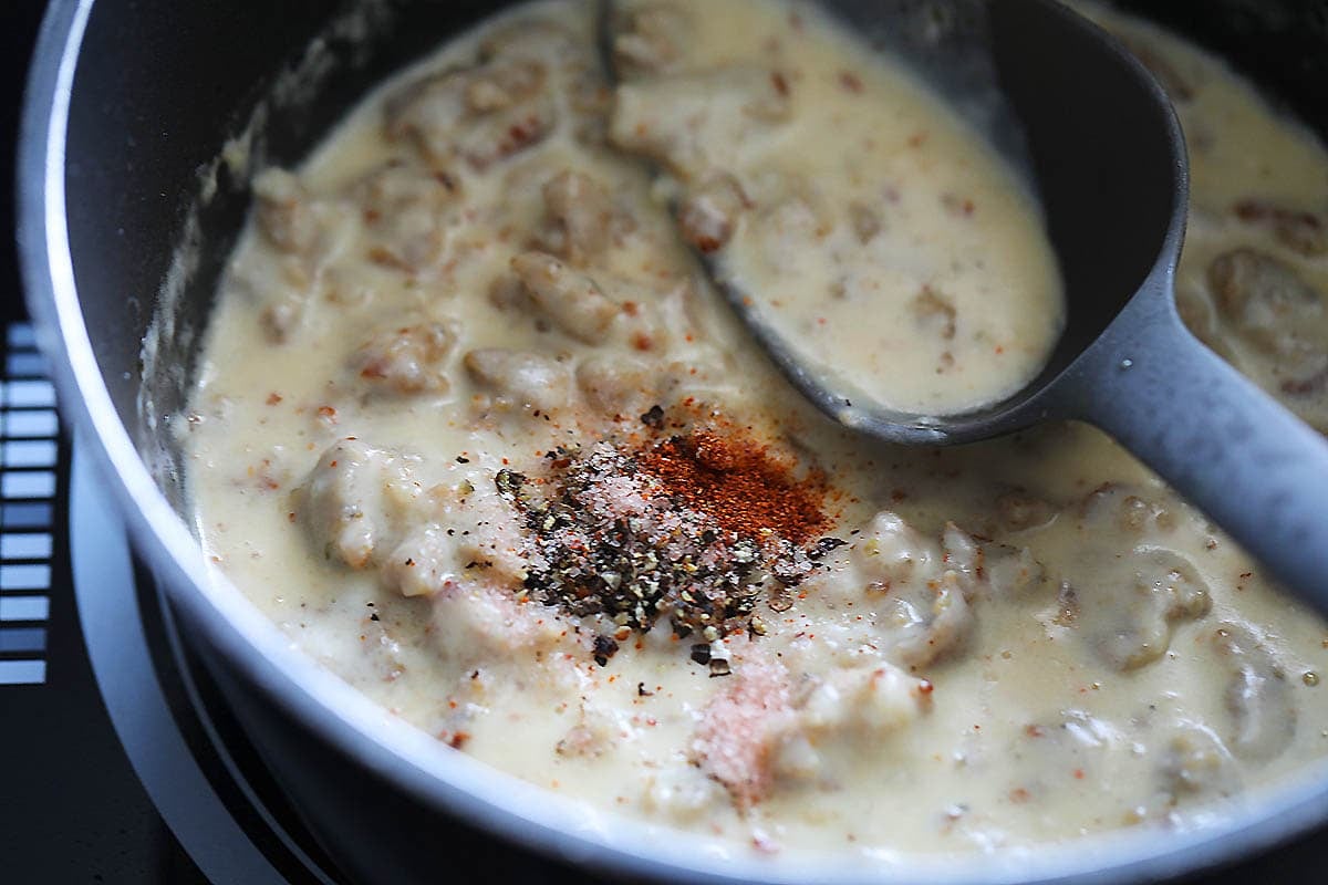 Biscuit gravy recipe seasoned with black pepper, salt, and cayenne pepper.