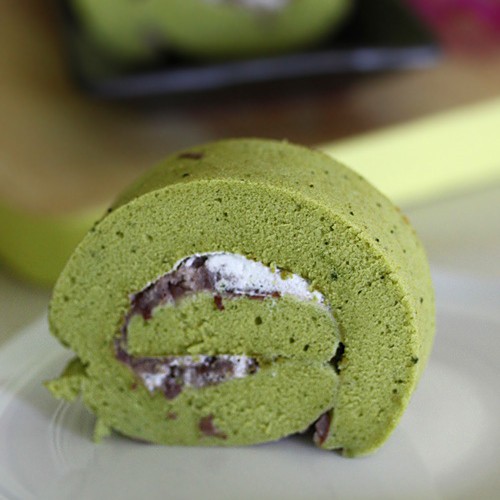 Matcha roll is a popular Japanese cake. It is a refreshing sponge cake rolled with cream and red bean filling. Easy matcha roll recipe. | rasamalaysia.com