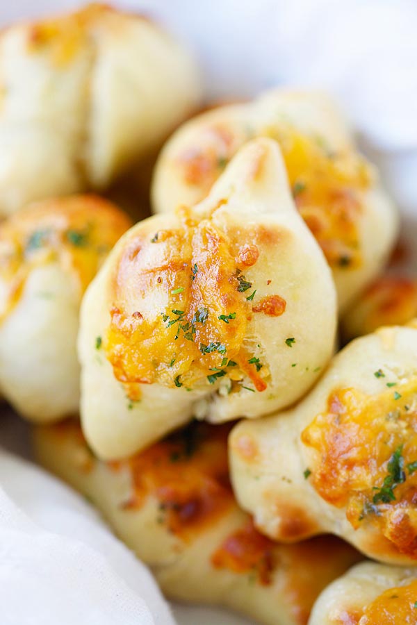 https://rasamalaysia.com/wp-content/uploads/uploaded_images/cheddar_garlic_knots/cheddar_garlic_knots4.jpg